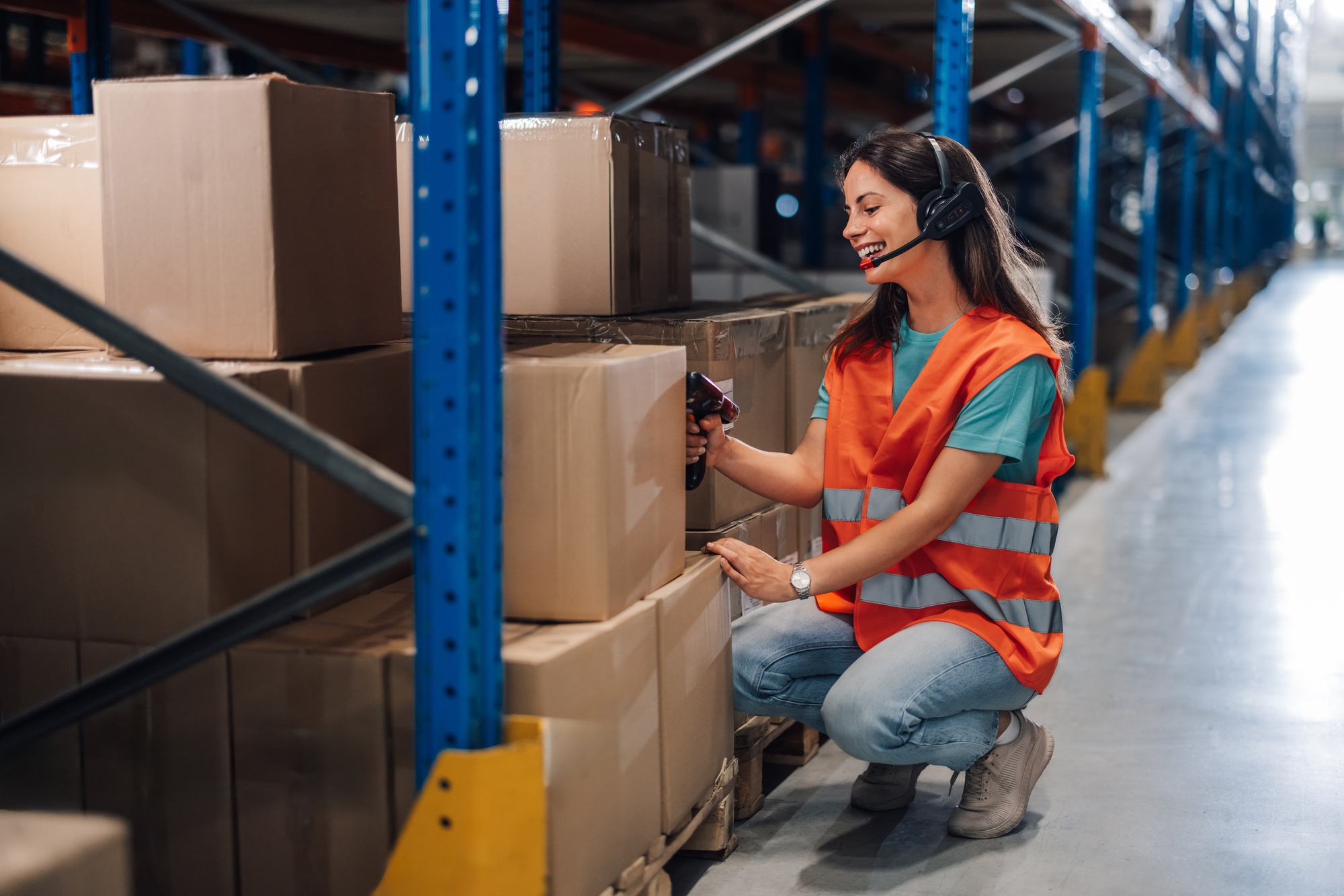 Warehouse worker scanning package using headset for inventory management